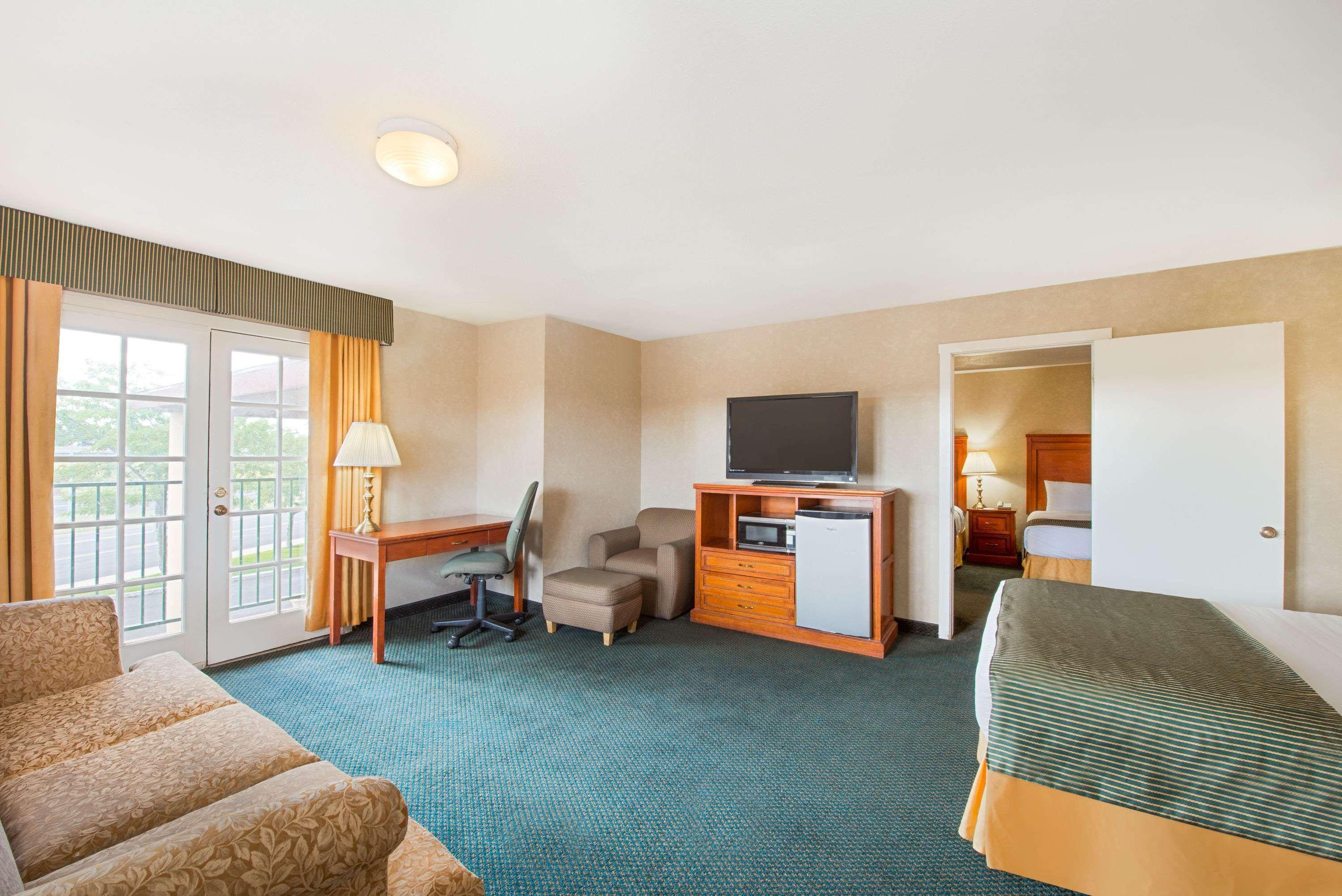 Ramada By Wyndham East
